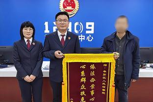 小曼奇尼挥舞拉齐奥老鼠旗帜被罚5000欧，罗马球迷众筹为他交罚款